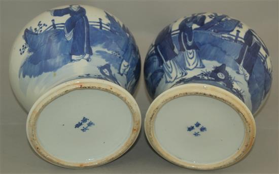 A pair of Chinese blue and white jars and covers, late 19th century, 28cm